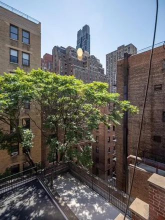 Image 2 - Zurutto, 142 West 72nd Street, New York, NY 10023, USA - House for rent