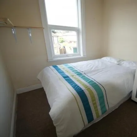 Image 2 - Clipston Street, Leeds, LS6 4AW, United Kingdom - Townhouse for rent