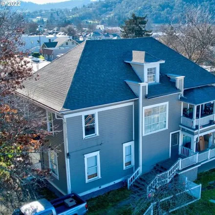 Buy this 6 bed house on 948 Southeast Cobb Street in Roseburg, OR 97470
