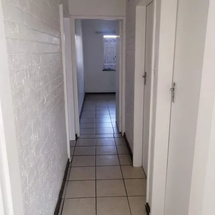 Image 4 - 2nd Avenue, Johannesburg Ward 70, Roodepoort, 2709, South Africa - Apartment for rent