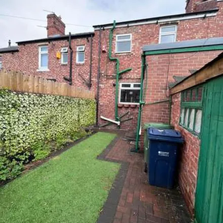 Rent this 3 bed townhouse on Holyoake Gardens in Gateshead, NE9 5DT