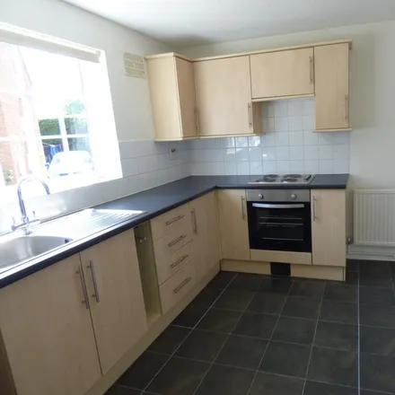 Image 2 - Felton Close, Luton, LU2 9TD, United Kingdom - Townhouse for rent