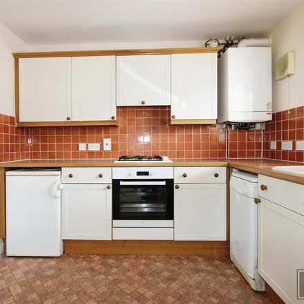 Image 5 - Station Avenue, Wickford, SS11 7AS, United Kingdom - Townhouse for rent