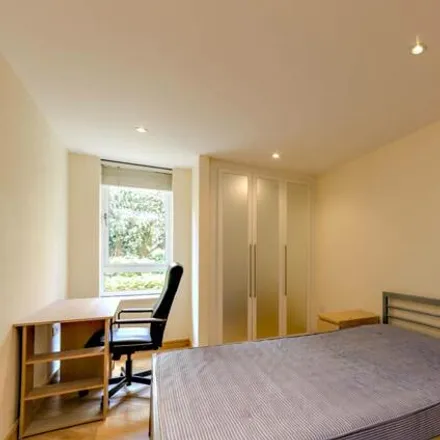 Image 4 - Guildford Centre, Martyr Road, Guildford, GU1 4LF, United Kingdom - Apartment for rent