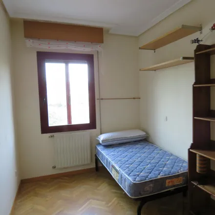 Rent this 3 bed room on Avenida del Monte Igueldo in 46, 28053 Madrid
