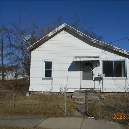 Buy this 2 bed house on 1390 Pinewood Avenue in Toledo, OH 43607