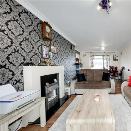 Image 5 - Orsett End, Basildon, SS14 2NH, United Kingdom - Townhouse for sale