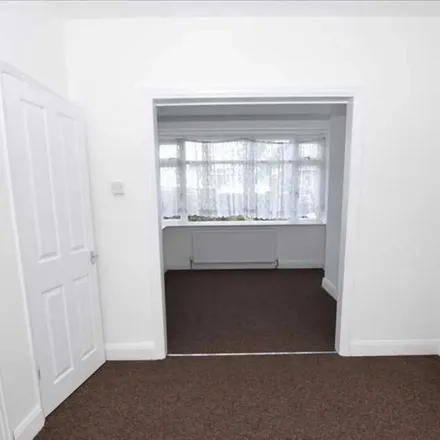 Image 9 - Gainsborough Gardens, South Stanmore, London, HA8 5TB, United Kingdom - Apartment for rent