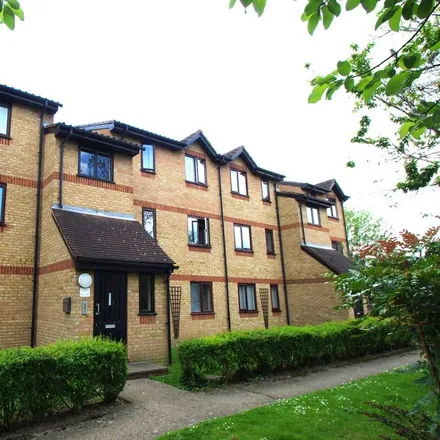 Rent this 2 bed apartment on Courtlands Close in Courtlands, WD24 5GX
