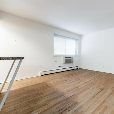 Rent this studio apartment on 540 W Roscoe St