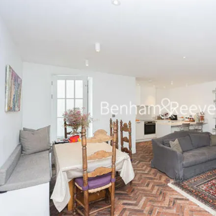 Rent this 4 bed room on 23 Victoria Grove in London, W8 5RW