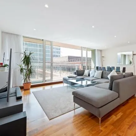 Rent this 3 bed apartment on The View in 704, 20 Palace Street