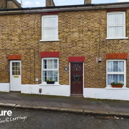 Rent this 2 bed townhouse on St Mary's Road in Old Town, HP2 5HL