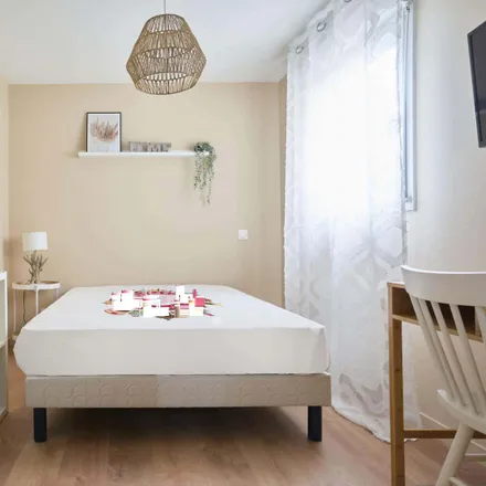 Rent this 2 bed room on 58 Rue de Courcelles in 51100 Reims, France