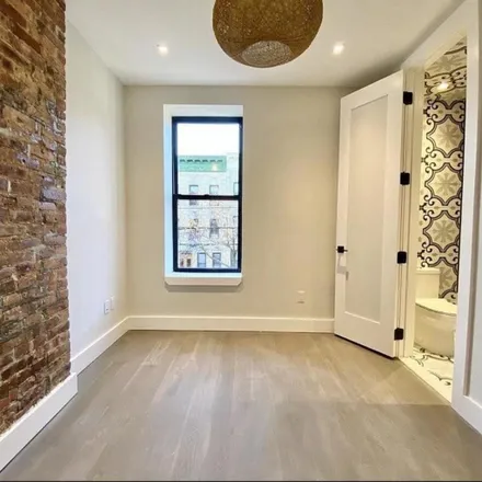 Image 3 - 1924 Linden Street, New York, NY 11385, USA - Room for rent