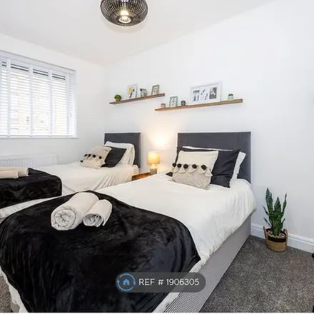 Image 2 - Lower Vickers Street, Manchester, M40 7LX, United Kingdom - Apartment for rent