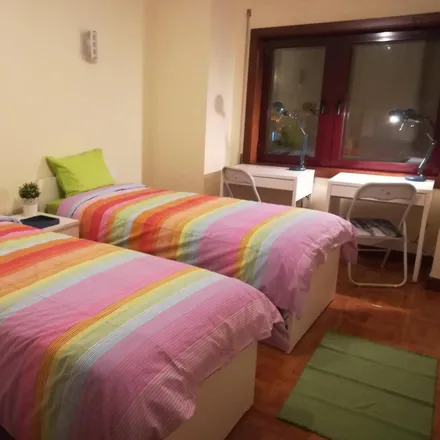 Rent this 2 bed room on Trevo in Rua do Paraíso, 4000-376 Porto