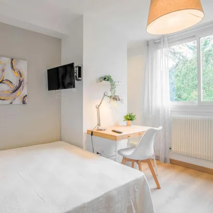 Rent this 2 bed room on 1bis Rue Maurice Ravel in 33520 Bruges, France