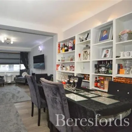 Image 4 - Linley Crescent, London, RM7 8RB, United Kingdom - Townhouse for sale