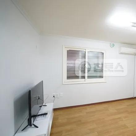 Rent this studio apartment on 서울특별시 서초구 반포동 719-18