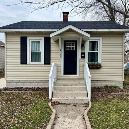 Buy this 2 bed house on 1372 Moultrie Avenue in Mattoon, IL 61938