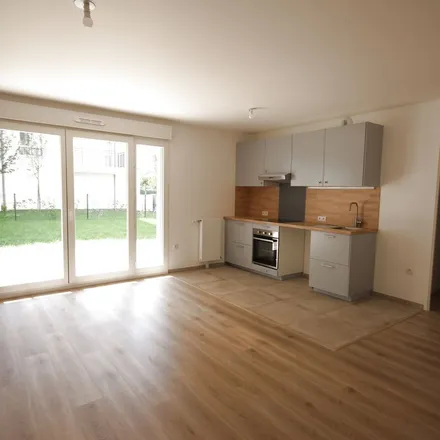 Rent this 4 bed apartment on 48 Avenue des Acacias in 92140 Clamart, France