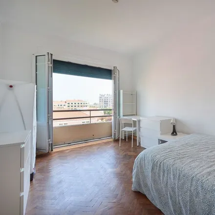 Rent this 15 bed room on Rua Sampaio e Pina