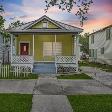 Buy this 3 bed house on 1661 Avenue M in Galveston, TX 77550