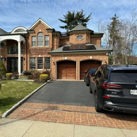 Buy this 5 bed house on 31 Saddle Lane in Roslyn Heights, NY 11577