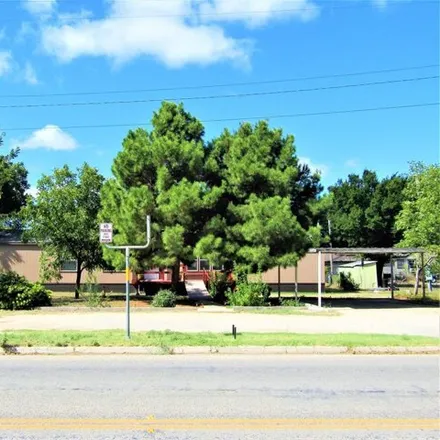 Buy this studio apartment on 1042 South Crockett Avenue in Sonora, TX 76950