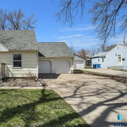 Buy this 3 bed house on 2503 South Lyndale Avenue in Sioux Falls, SD 57105