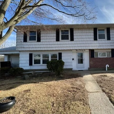 Rent this 3 bed house on 326 Lake Avenue in Deer Park, NY 11729