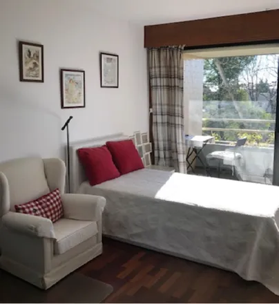 Rent this 4 bed room on Café São João da foz in Rua João de Barros, 4150-485 Porto
