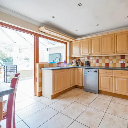 Image 5 - 5 Dove Close, Reading, RG6 4HT, United Kingdom - House for sale