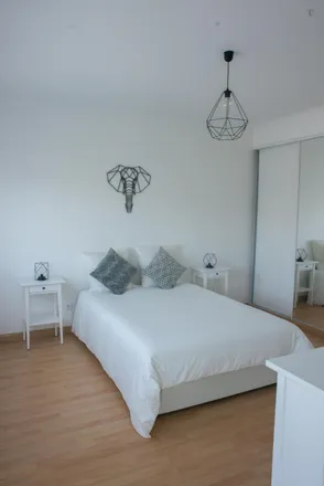 Rent this 2 bed room on Rua Escola Secundária de Carcavelos in 2775-570 Parede, Portugal
