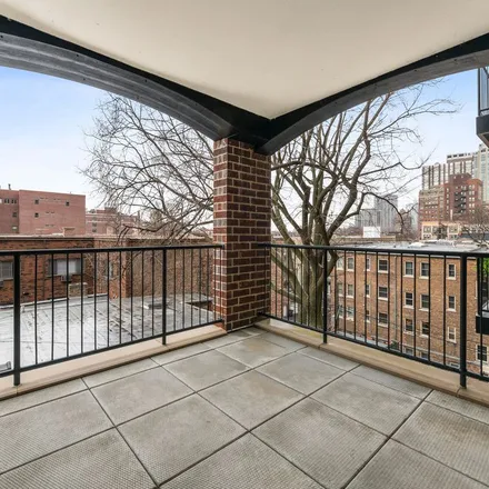 Rent this 2 bed apartment on 439-445 West Melrose Street in Chicago, IL 60657
