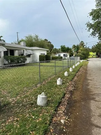 Image 2 - 6500 Northeast 1st Place, Miami, FL 33138, USA - House for sale