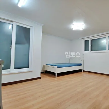 Rent this studio apartment on 서울특별시 강남구 대치동 919-27
