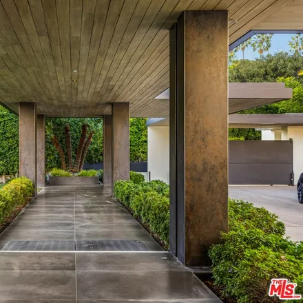 Image 1 - 912 North Hillcrest Road, Beverly Hills, CA 90210, USA - House for sale