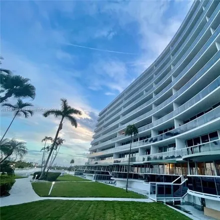 Image 5 - 900 Bay Drive, Isle of Normandy, Miami Beach, FL 33141, USA - Condo for rent