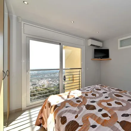 Rent this 3 bed apartment on Roses in Calle de las Rosas, 46940 Manises