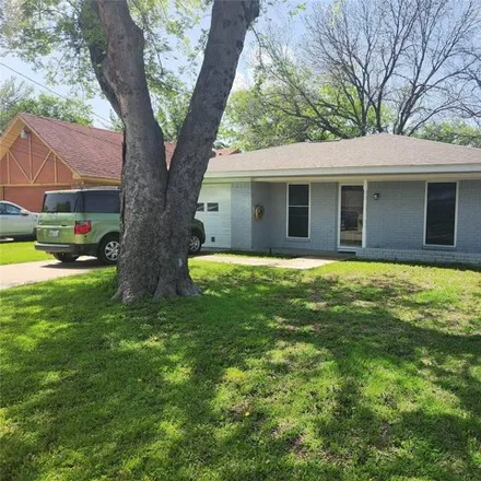 Buy this 3 bed house on 2330 Quail Hollow Drive in Lakeview, Grand Prairie