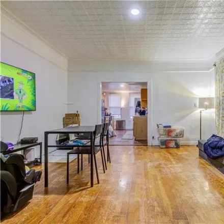 Image 6 - 685 East 224th Street, New York, NY 10466, USA - House for sale