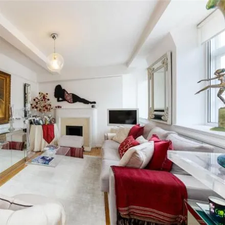 Image 2 - Cranmer Court, 1-67, 110A, 147-245;111-146 Whitehead's Grove, London, SW3 3HB, United Kingdom - Apartment for sale