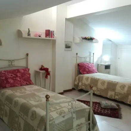 Rent this 2 bed townhouse on Pisa