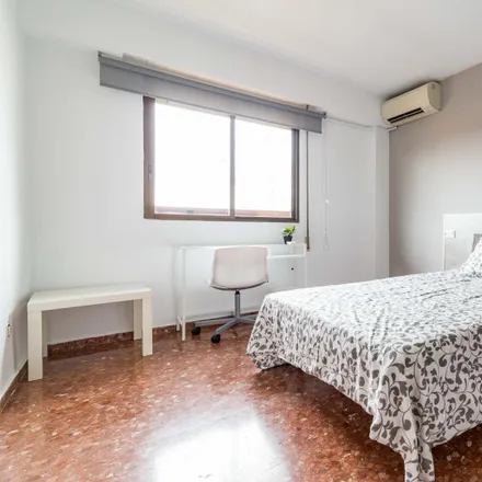 Rent this 5 bed room on Carrer del Pintor Vilar in 22, 46010 Valencia