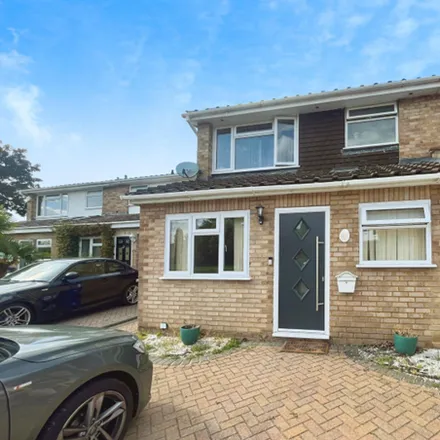 Rent this 3 bed duplex on Lambourne Drive in Maidenhead, SL6 3HG