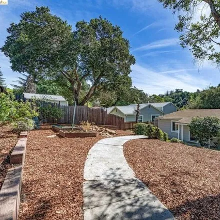 Image 4 - 8437 Golf Links Rd, Oakland, California, 94605 - House for sale