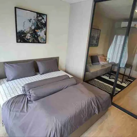 Rent this 1 bed apartment on Krung Thonburi 1/2 in Khlong San District, 10600