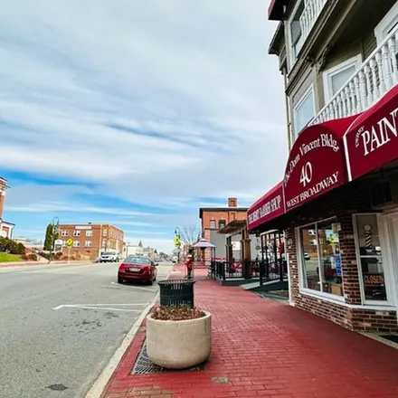 Image 2 - Derry Barber Shop, 40 West Broadway, Derry Village, Derry, NH 03038, USA - Apartment for rent